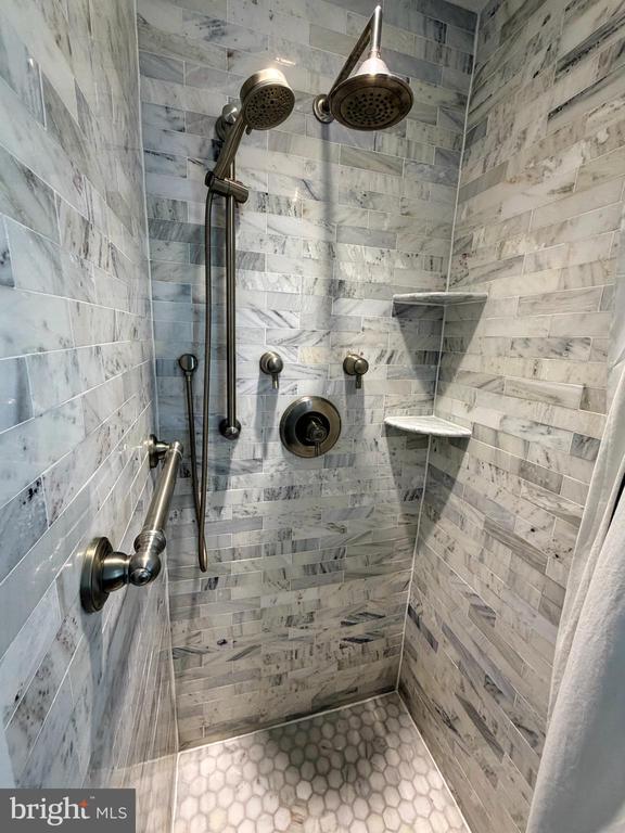 Building Photo - 12 W Oak St