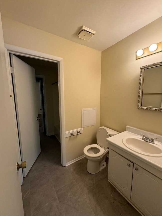 Building Photo - 2BR/1.5BA Townhome Style Apartment