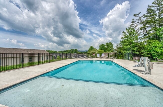 Building Photo - 8 Chambers Garden Dr