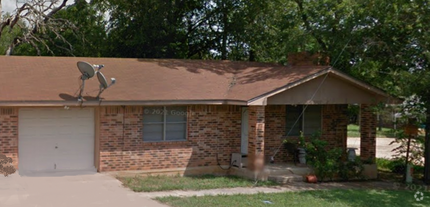 Building Photo - 3002 Tanglewood Cir