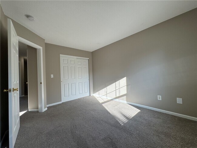 Building Photo - 749 Royal Sunset Dr