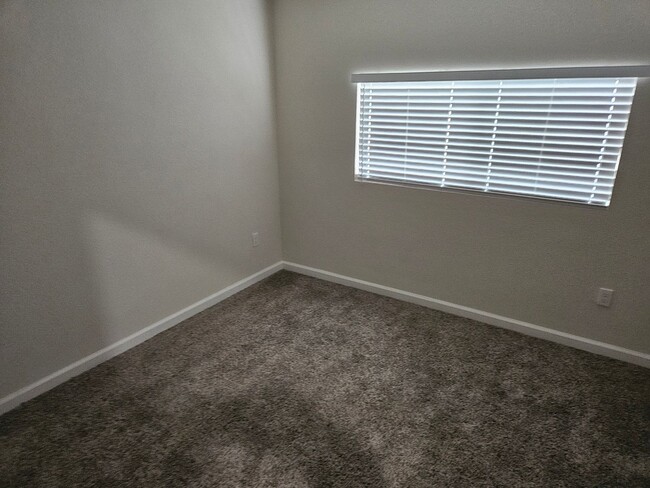 Building Photo - Large 3 bedroom 2 bath