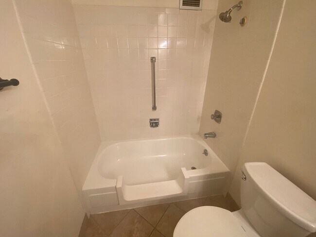 Building Photo - 2 Bedroom 1 Bath Condo in Heather Gardens