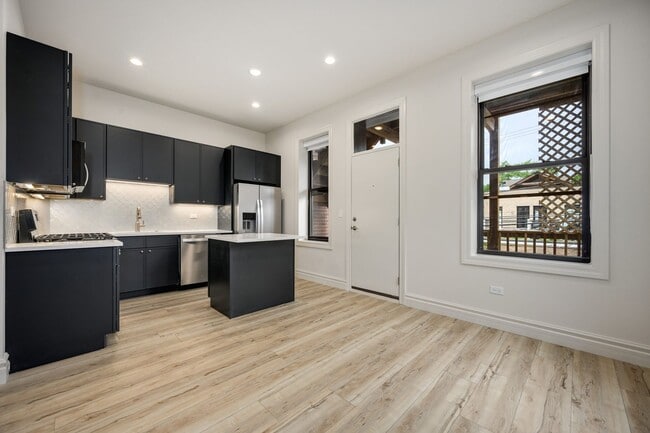 Building Photo - 1710 W Belmont Ave