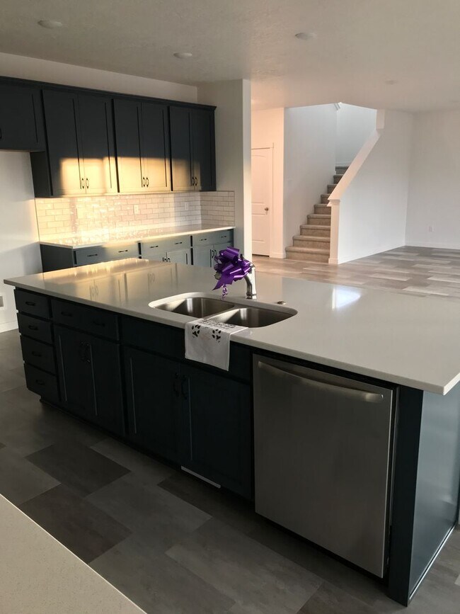 Building Photo - Spacious home in Quiet Neighborhood