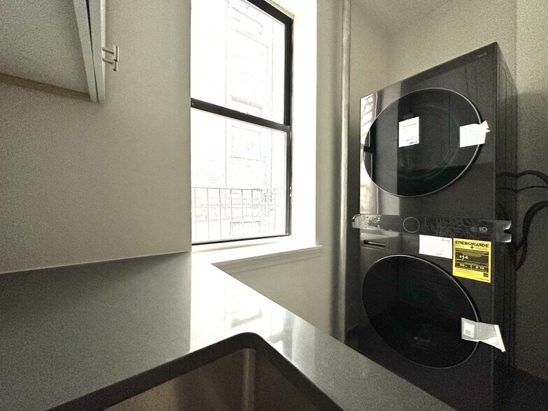 Building Photo - 3135 Broadway