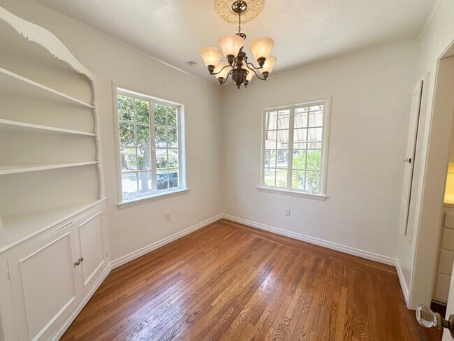 Building Photo - 2BD/1BA DT Fullerton Vintage 1922 House w/...