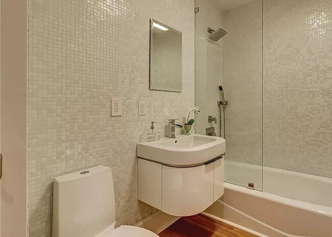 Building Photo - Spectacular Furnished Harbourfront Home in...