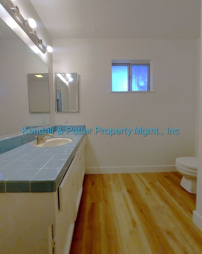 Building Photo - Spacious 2br Duplex with Yard!