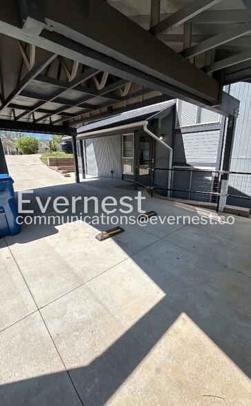 Building Photo - 422 Country Downs Dr