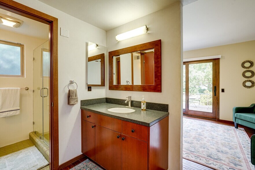 Building Photo - 714 Crestview Dr