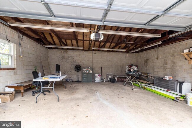 Building Photo - 343 Pawlings Rd