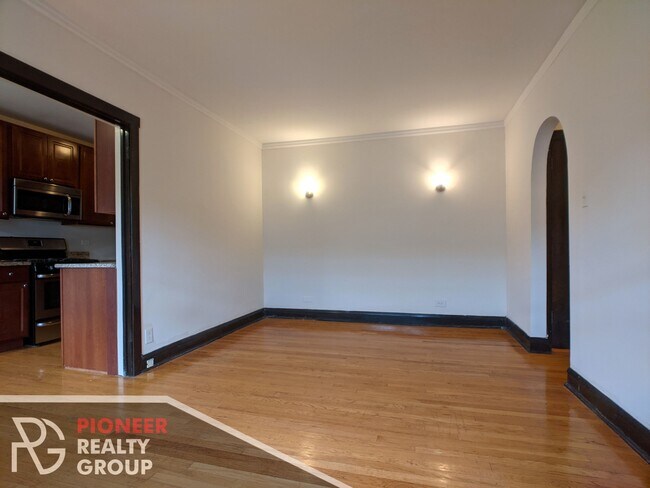 Building Photo - 2122 W Ainslie St