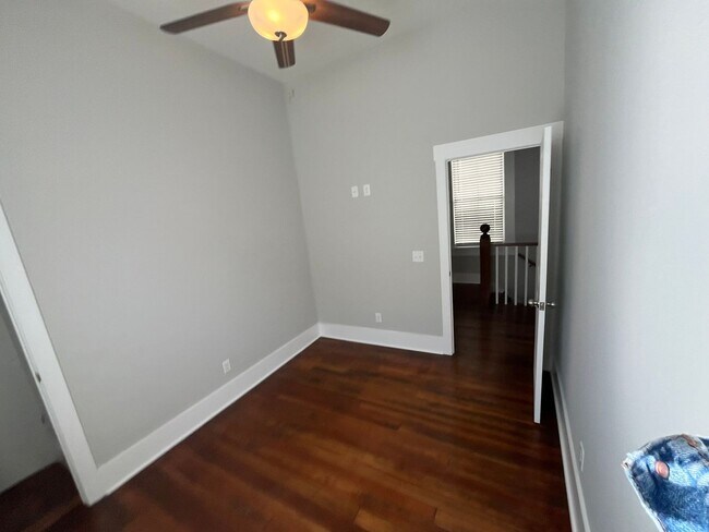 Building Photo - 213 W 39th St