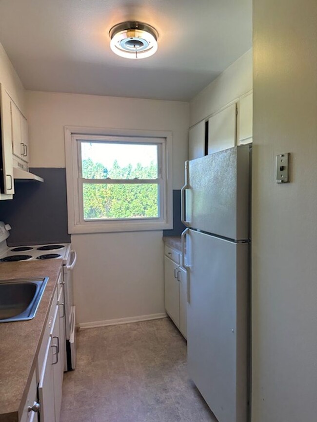 Building Photo - 2nd Floor 2 Bedroom 1 Bathroom Apartment F...