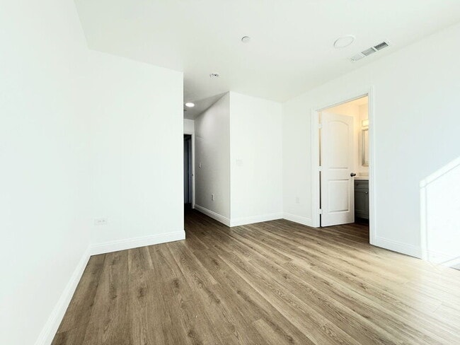 Building Photo - 1731 E 68th St