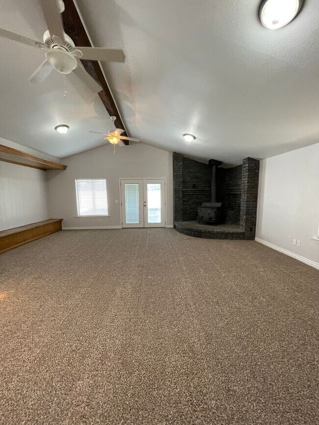 Building Photo - Spacious home in Tulare coming soon!