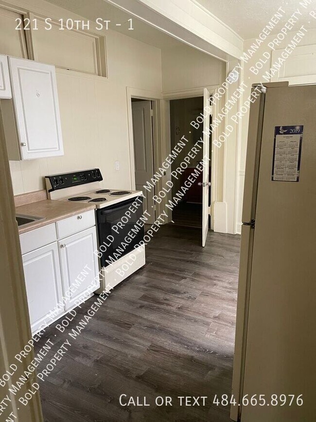 Building Photo - 221 S 10th St