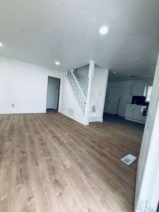 Building Photo - 124 E Northrup Dr