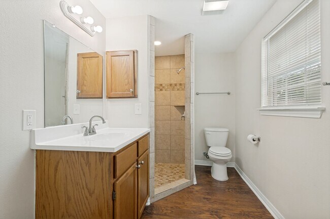 Building Photo - 5-BEDROOM HOME IN WILSHIRE TERRACE