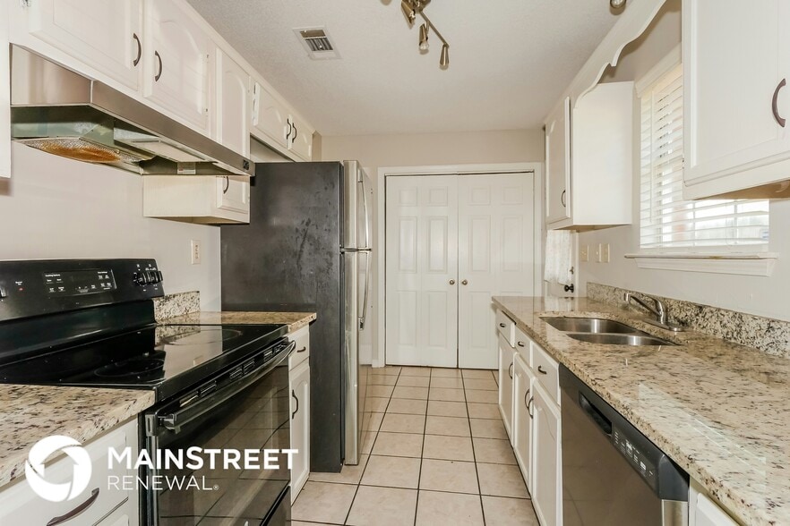 Building Photo - 5553 Mal Cove