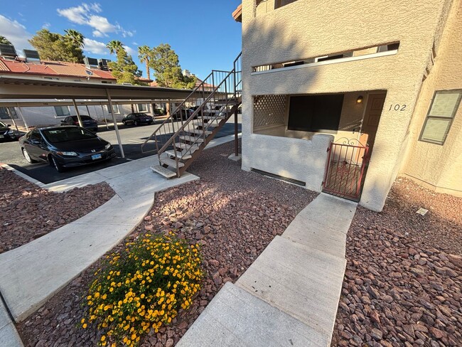 Building Photo - Gorgeous 2Bed/2Bath Condo located just out...