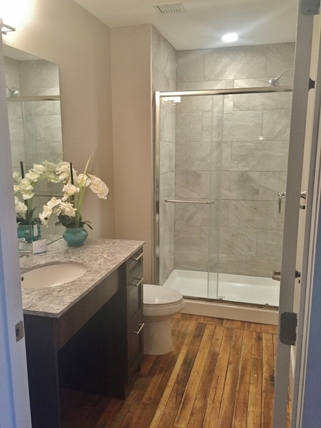 Deluxe Lofts Plan B Bathroom - Crescendo Loft Apartments