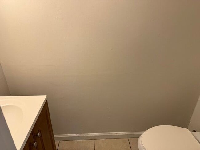 Building Photo - Convenient location in Concord near the hospital