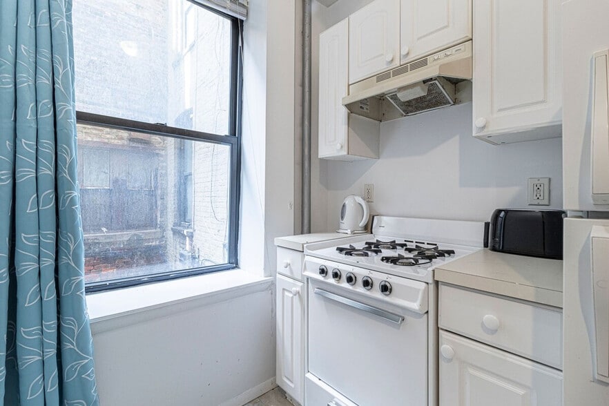 Building Photo - 1617 3rd Ave