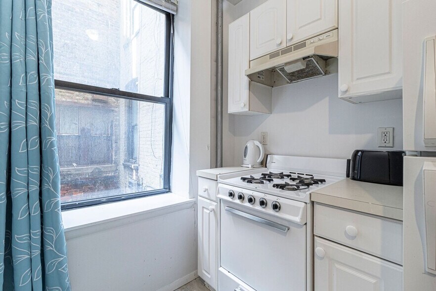 Building Photo - 335 E 94th St