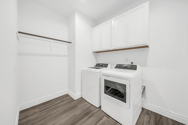 Building Photo - Stunning 4-bedroom, 3-bathroom single-stor...