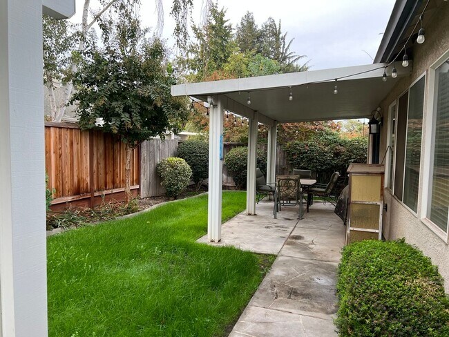 Building Photo - 4 bedrooms with 3 car garage in Rose Lane ...