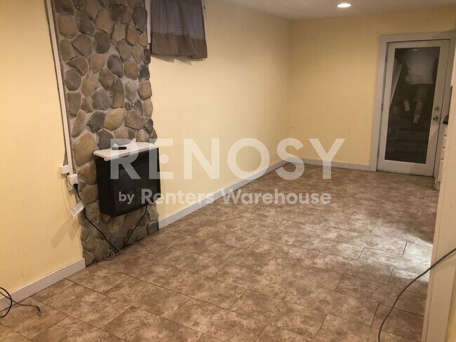 Building Photo - Available July 1st - 1 Bed/1 Bath Triplex in Prior Lake
