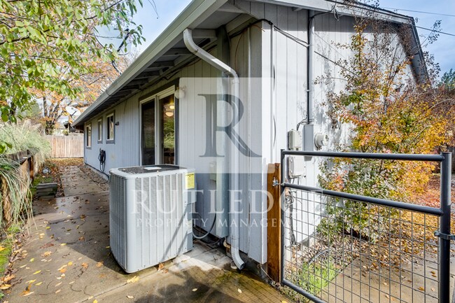 Building Photo - 3 Bedroom / 3 Bath Home Available in the Heart of Shady Cove!