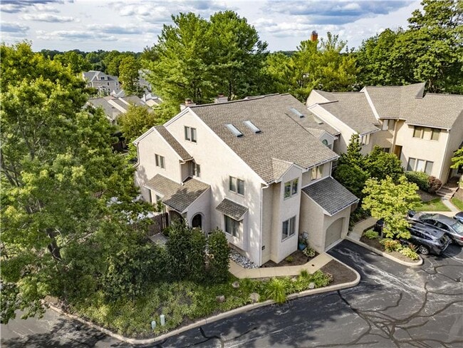 Building Photo - 42 Greythorne Woods Cir
