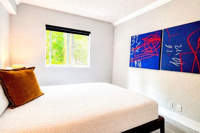 Building Photo - 2660 NE 8th Ave