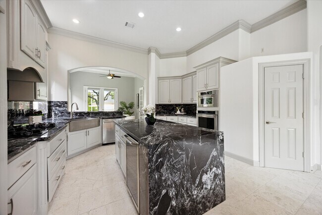 Building Photo - 5826 Santa Fe Springs Dr