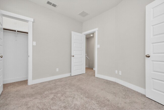 Building Photo - 721 Strawberry Pines Ct