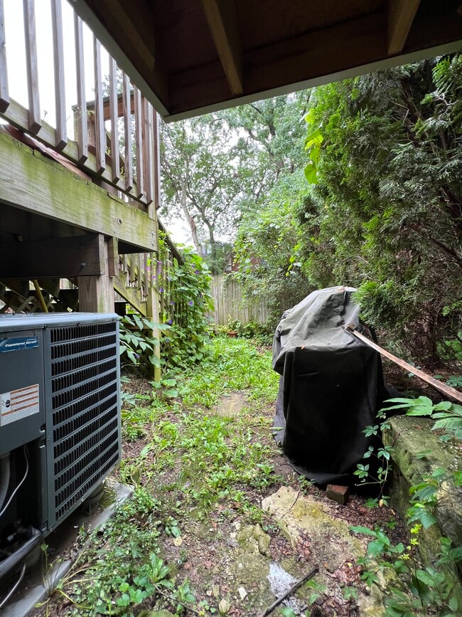 Building Photo - 1527 Saturn Way