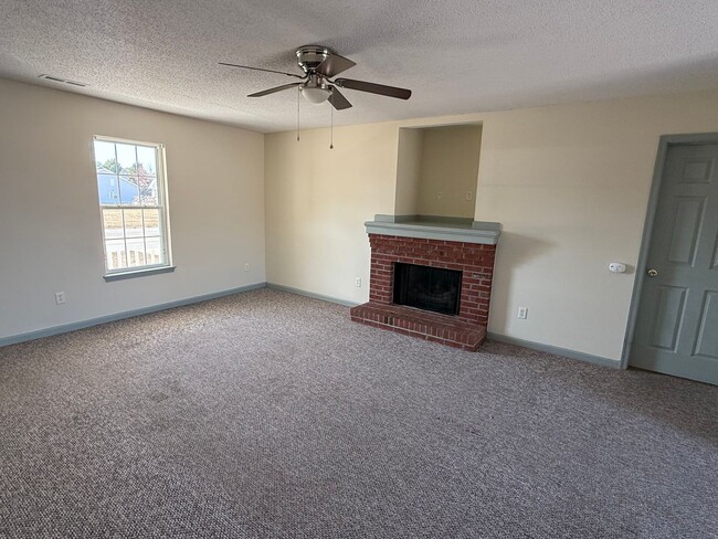 Building Photo - Country Charm