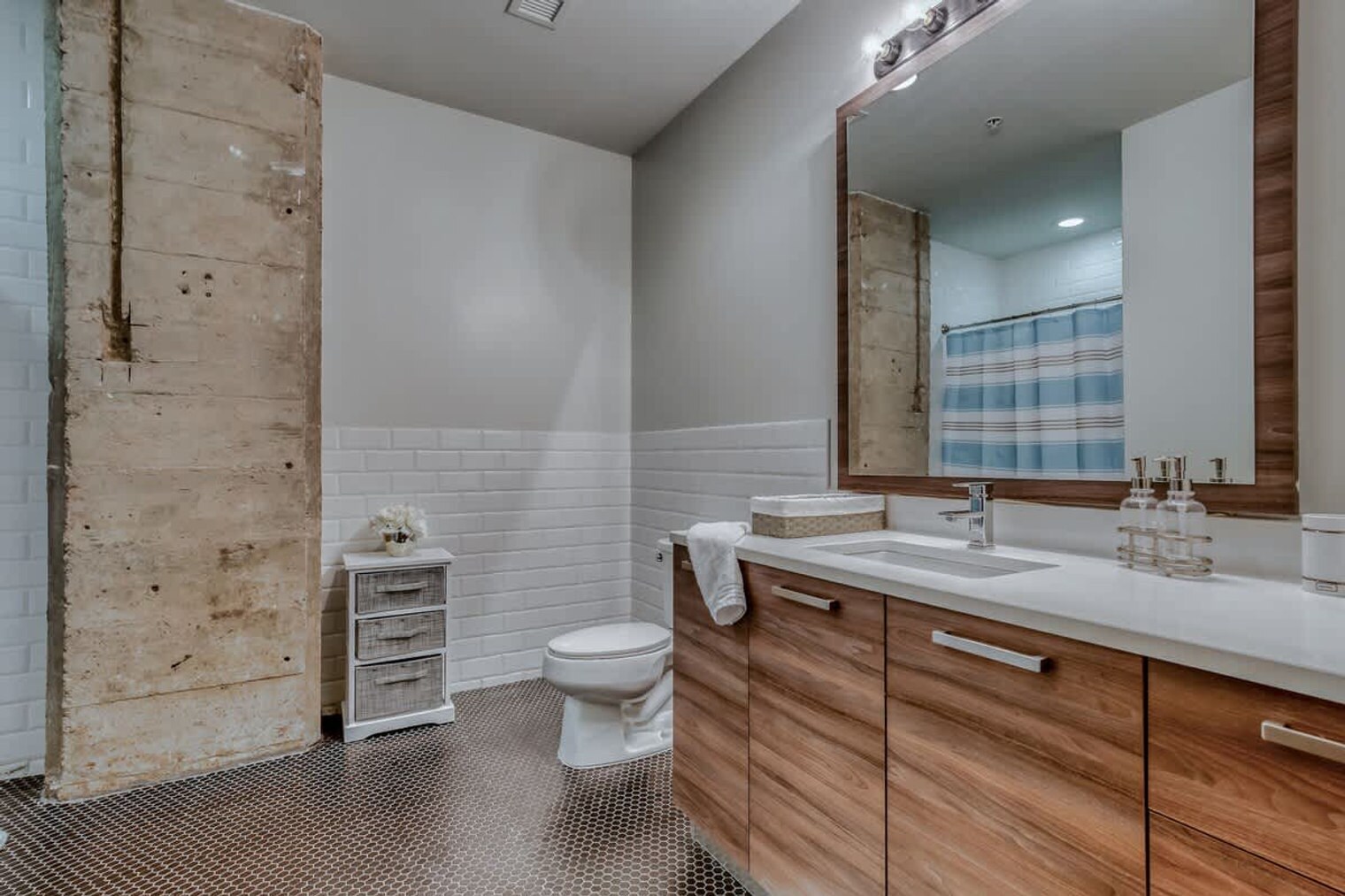 Building Photo - 500 S Ervay St