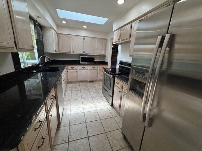 Building Photo - Great University Area Home!