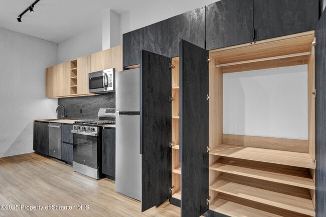 Building Photo - 115 Penn Ave