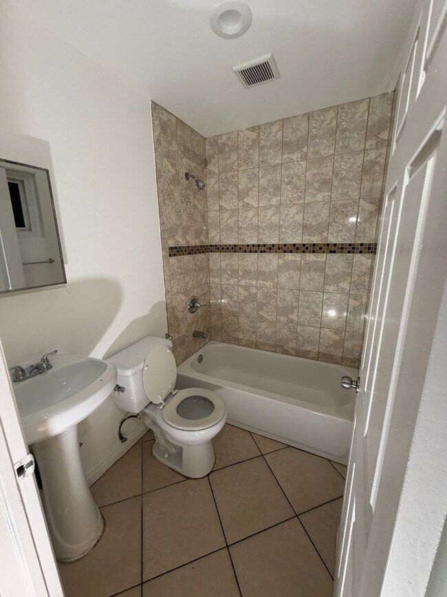 Building Photo - 40(718)