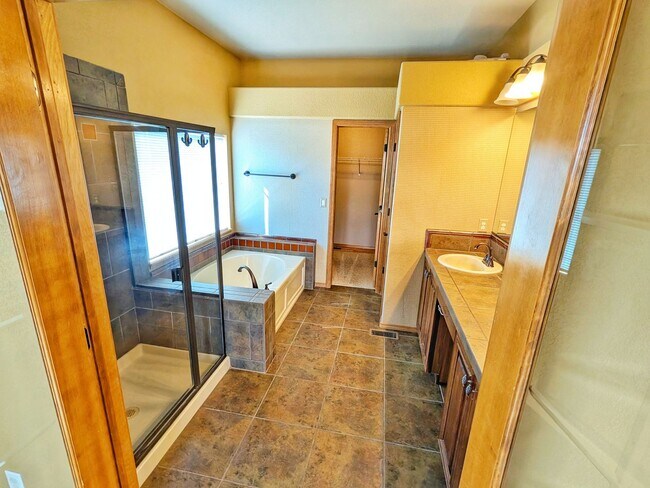 Building Photo - Gorgeous 5b 3b Single Family Home w/ a View