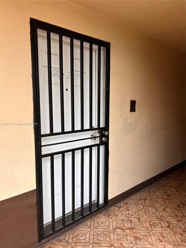 Building Photo - 677 SW 9th Ave