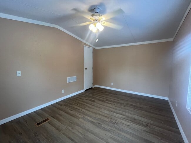 Building Photo - Newly renovated 3 Bedroom, 2 Bath home in ...