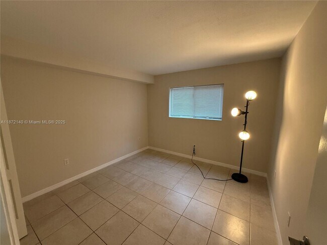 Building Photo - 350 Palm Cir W