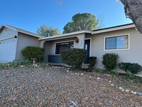 Building Photo - Modern, updated 3B/2B with fenced yard and sun room in Cottonwood