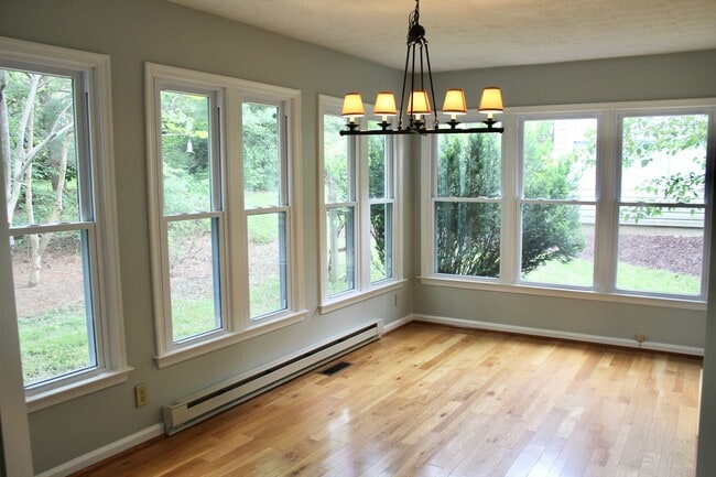 Building Photo - 736 Woodland Dr